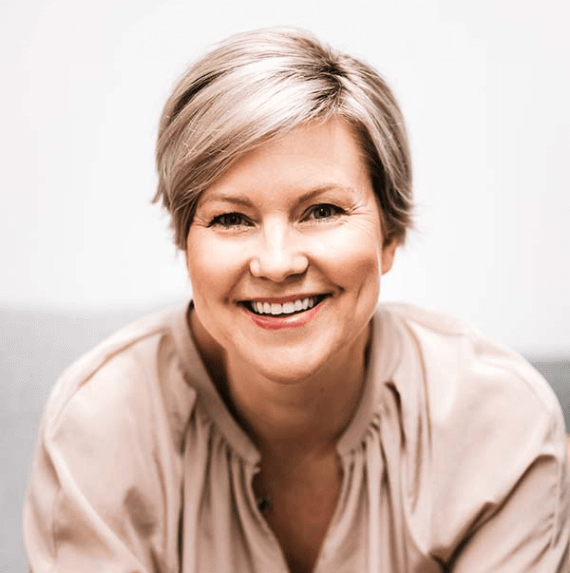 Ein Bild von Heidi Hofer, auf dem sie in die Kamera lacht.